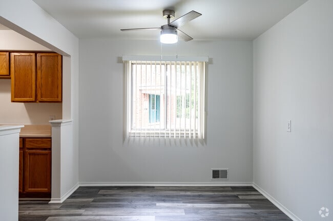 Casa renovada de 2 habitaciones y 1 baño, 950 pies cuadrados, con comedor - Woodside Manor Apartments