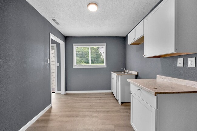 Building Photo - 2 Bed 1 Bath Completely renovated apt - appliances/water provided $900