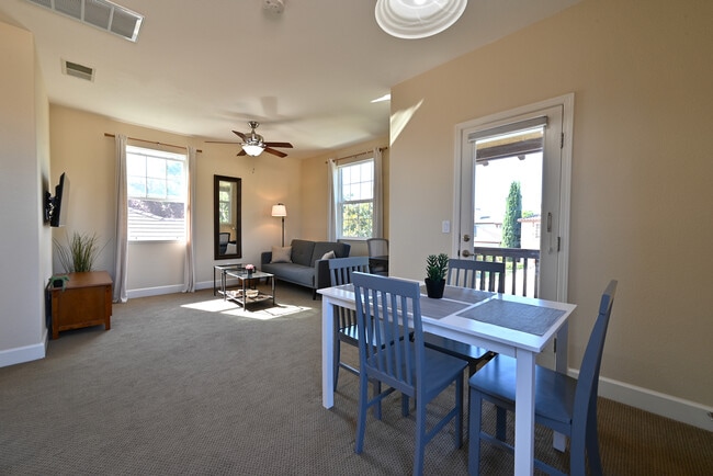 Building Photo - 1730 Chelan Rd Unit Furnished 1-bedroom apartment
