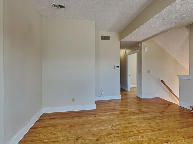 Photo - 1394 1/2 Indianola Ave