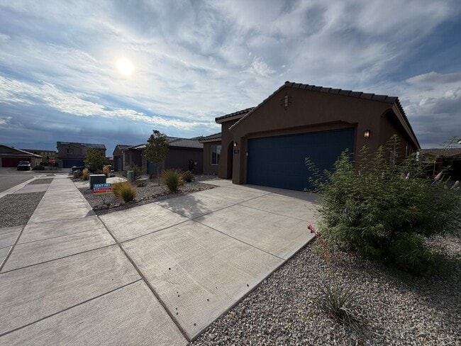 Photo - 938 Lazuli Rd SE