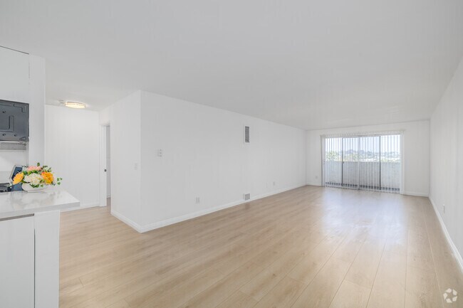 1BR, 1BA - 950SF - Living Room