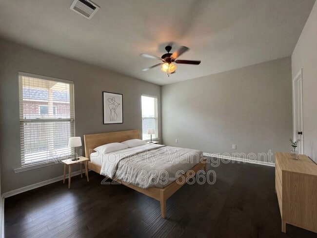 Photo - 1870 Oakwood Dr