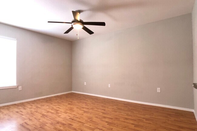 910 Duncan Ln