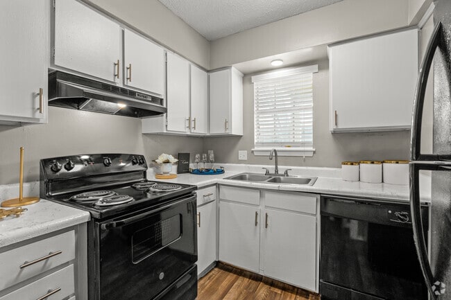 2BR, 1BA - 903 SF - Kitchen