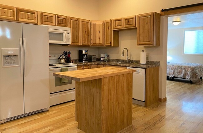 Photo - 2 bed 1 bath Duplex in South Hamilton with Large Shop