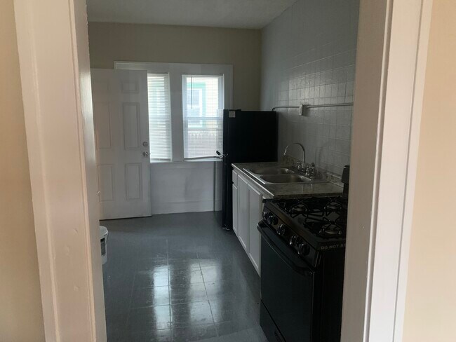 Kitchen - 1623 Parmele St Unit 1623 Parmele apt 1