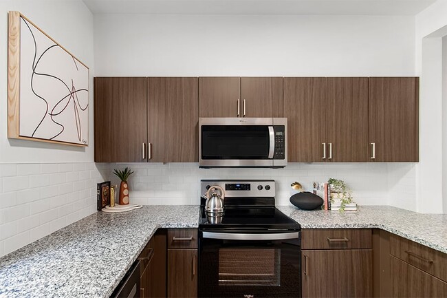 Cocina renovada con encimeras de granito. - The Timbers at Issaquah Ridge Apartamentos