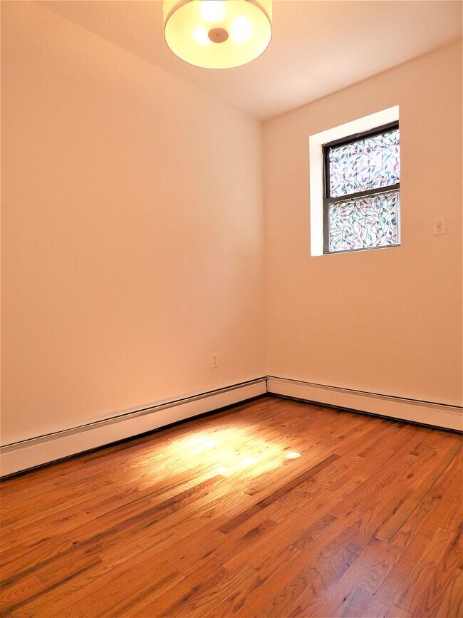 Photo - 525 E 5th St