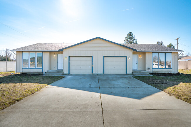 Photo - 11512 E Railroad Ave Townhome