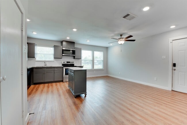 Photo - 8635 Sunderland Rd