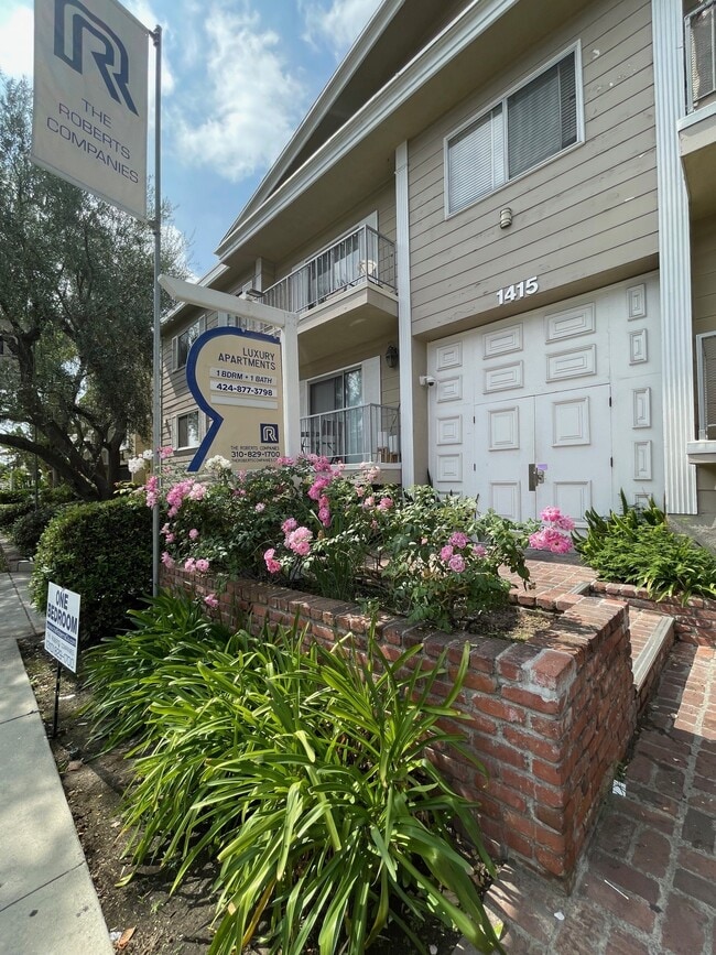 Building Entrance - 1415-1419 Brockton Ave Rental