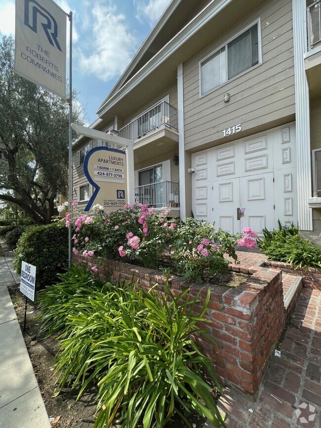 Building Entrance - 1415-1419 Brockton Ave Rental