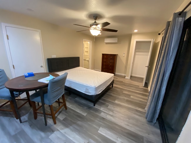 Photo - 447 Warwick Dr Unidad A