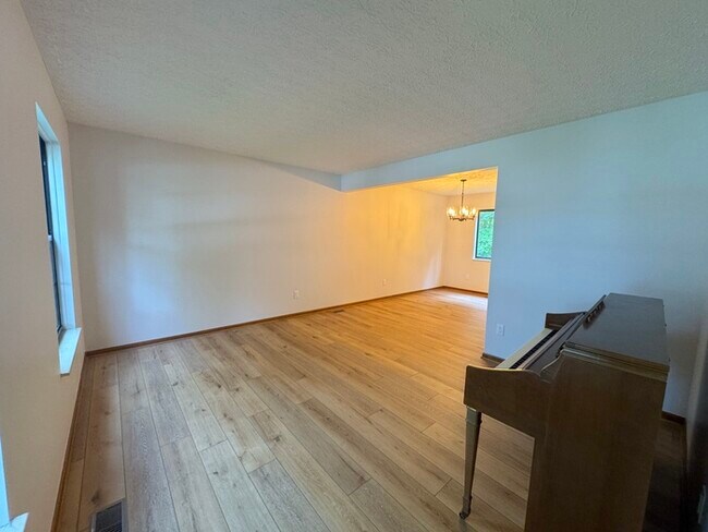 Photo - 564 Glenside Ln