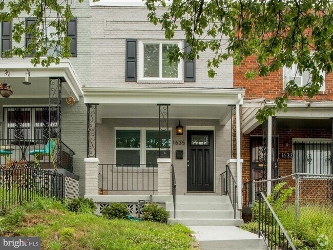 Building Photo - Single Family Home w/ Beautiful Outdoor Patio