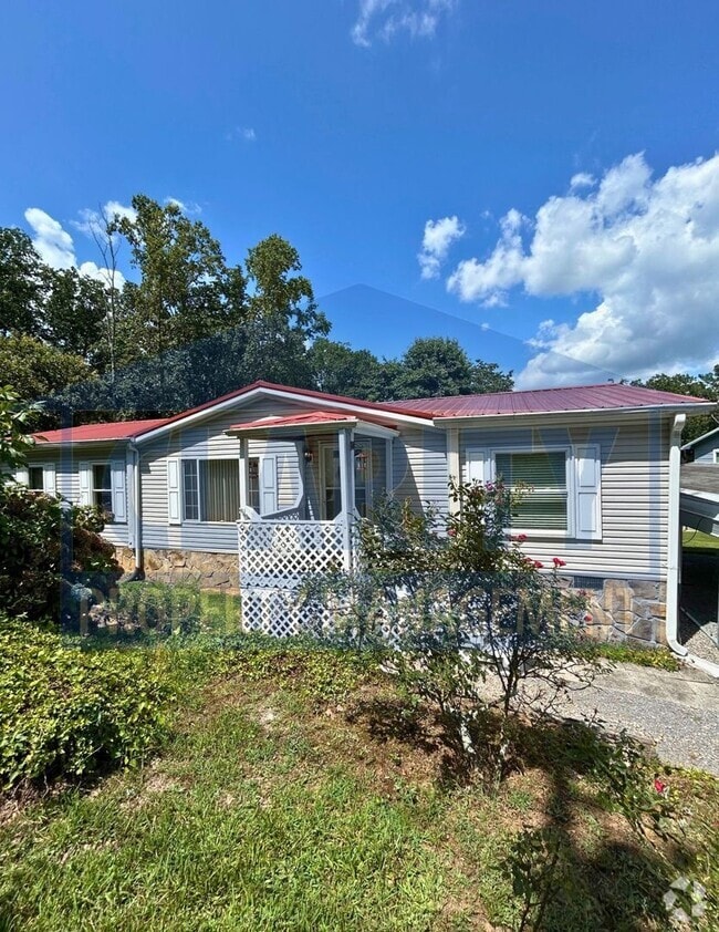 Building Photo - Three bedroom home w/ screened in porch!