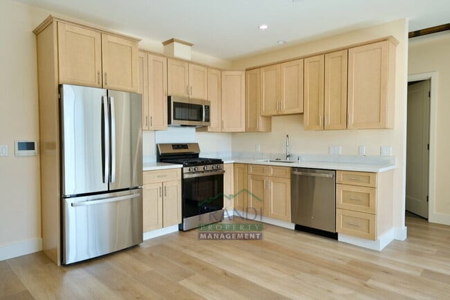 Building Photo - 10 E Crescent Dr Unit B