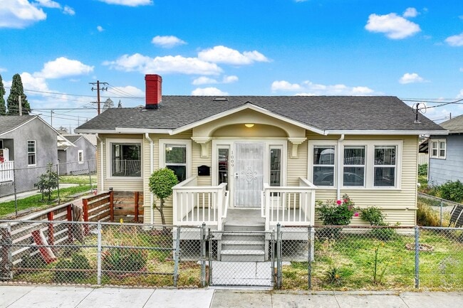 Building Photo - 2 Bedroom 1 Bath House in Oakland -- Avail...