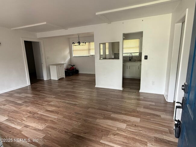 Photo - 1015 Busac Ave