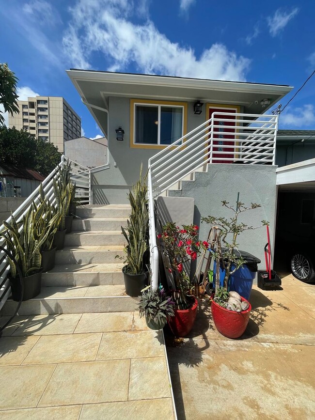 Building Photo - Renovated 3 UNITS right next to UH Manoa dormitory!!