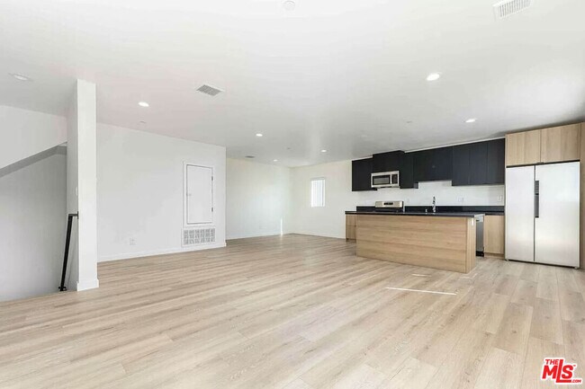 Building Photo - 2103 Burnside Ave Unit 1/2 Rental