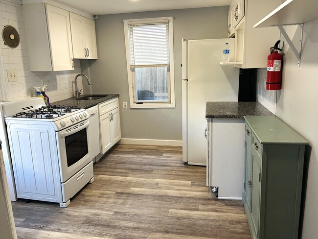 Building Photo - 215 Grant Ave Unit B