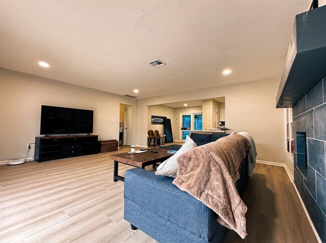 9332 Derrik Dr