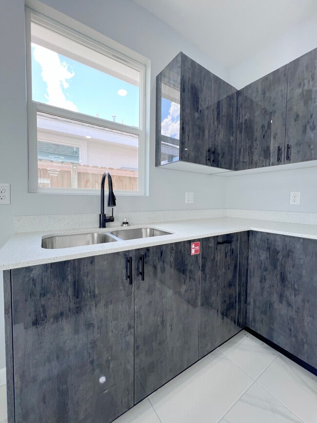 Photo - 913 N Woodson Ave