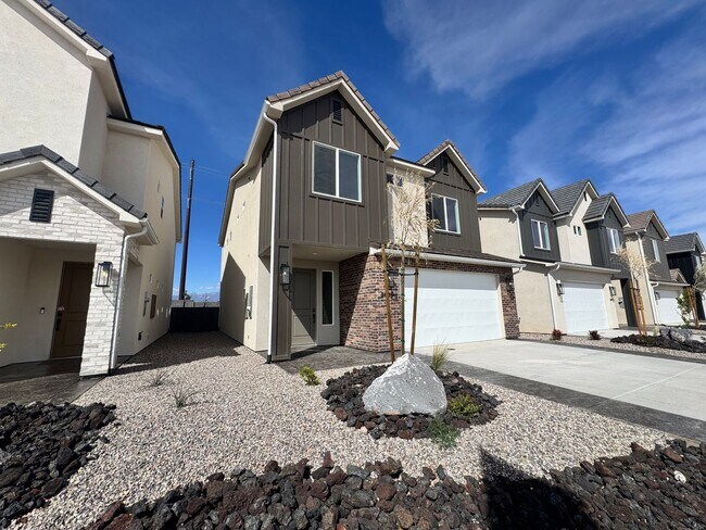 Photo - Brand New LARGE S&S Home!!