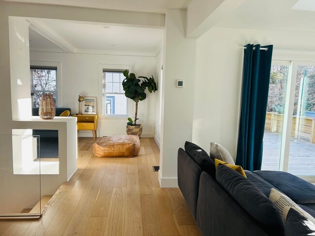 Building Photo - Charming 4 Bedroom Rental