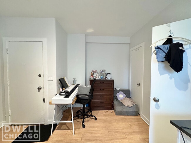 Photo - 517 W Belmont Ave Unit 31
