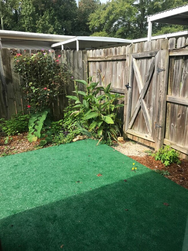 Photo - Lovely 2 bedroom 1 Bath Condo Near East North Street !! Great location minutes from Haywood Road