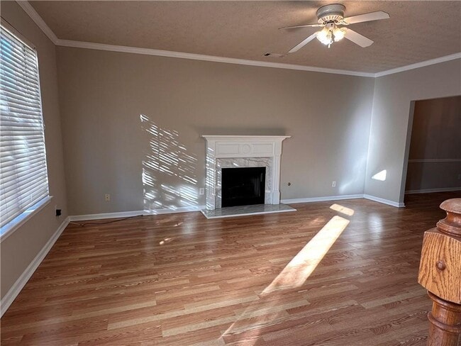 Photo - 305 Hulan Way