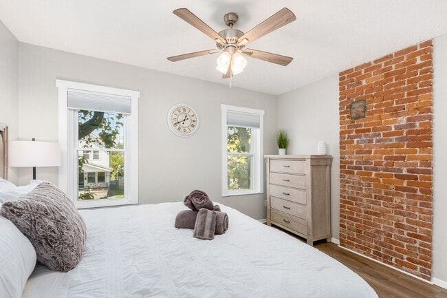 Photo - 958-976-976 S Champion Ave