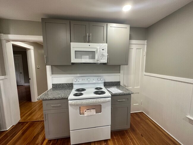 Photo - 176 Everett St Unit 2nd floor