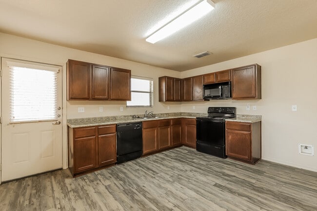 Photo - 7002 Heathers Way