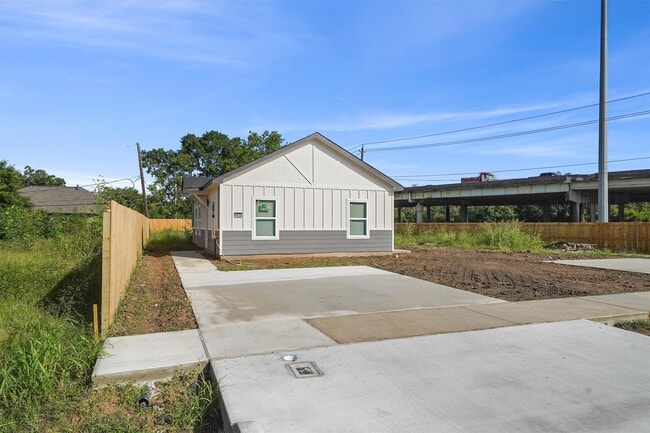 Building Photo - 1026 Theresa St
