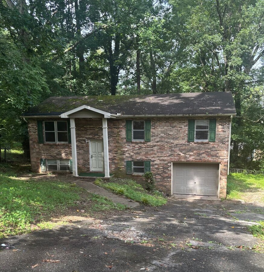 Spacious two story home in East Ridge - Spacious two story home in East Ridge