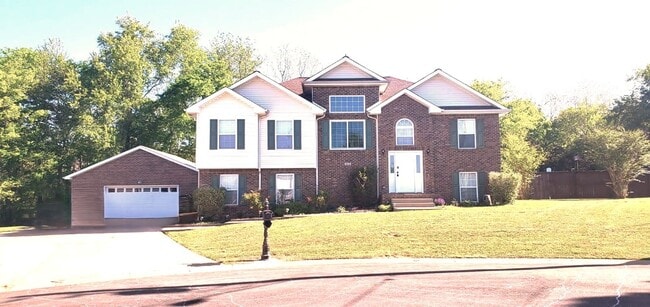 5 Bedroom 2.5 Bathroom Home - 5 Bedroom 2.5 Bathroom Home