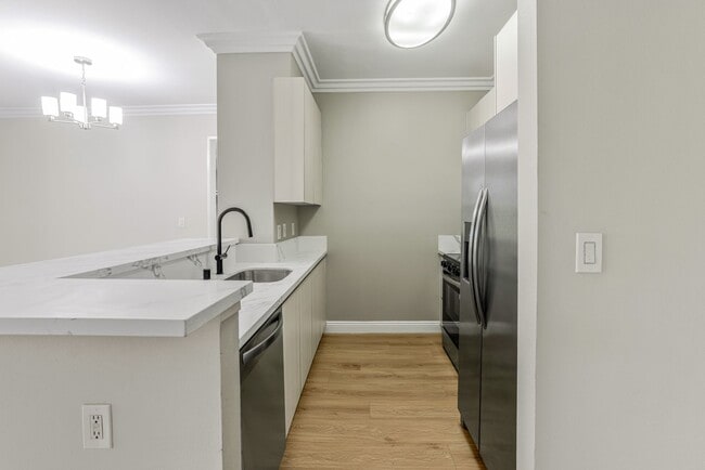 Photo - Hawthorne Regency Apartments