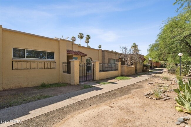 Building Photo - 516 N Hobson Plaza Rental