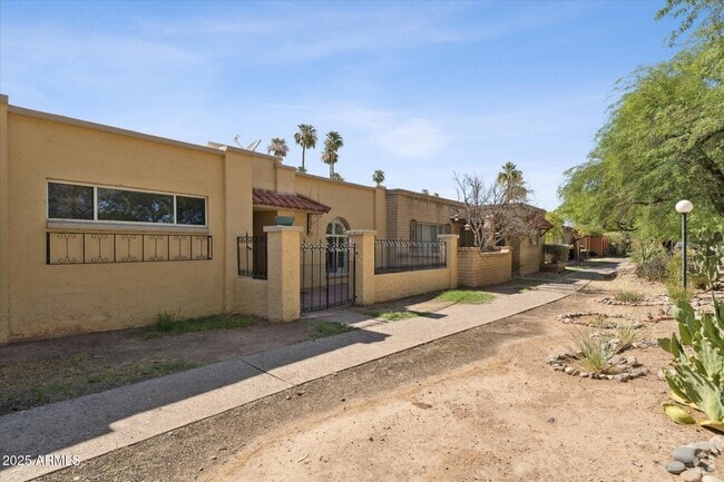 Building Photo - 516 N Hobson Plaza Rental