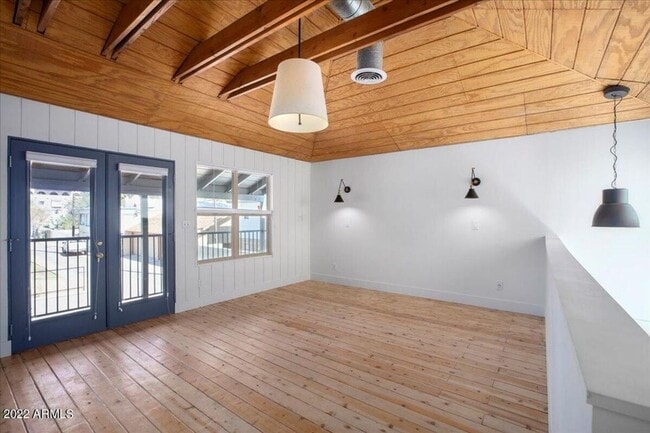 Photo - Contemporary Stunning Carriage house in th...