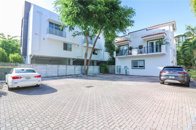 Photo - 2947 Coconut Ave