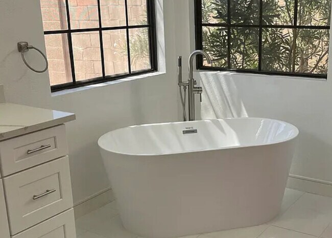 Cartwright Manor: Spacious & Newly Remodeled