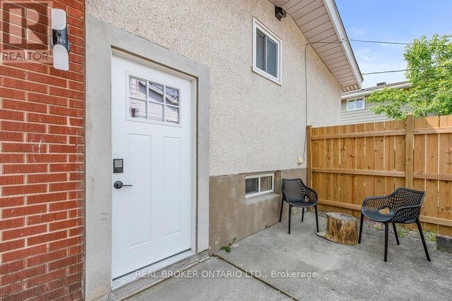 Photo - 2061 Featherston Dr