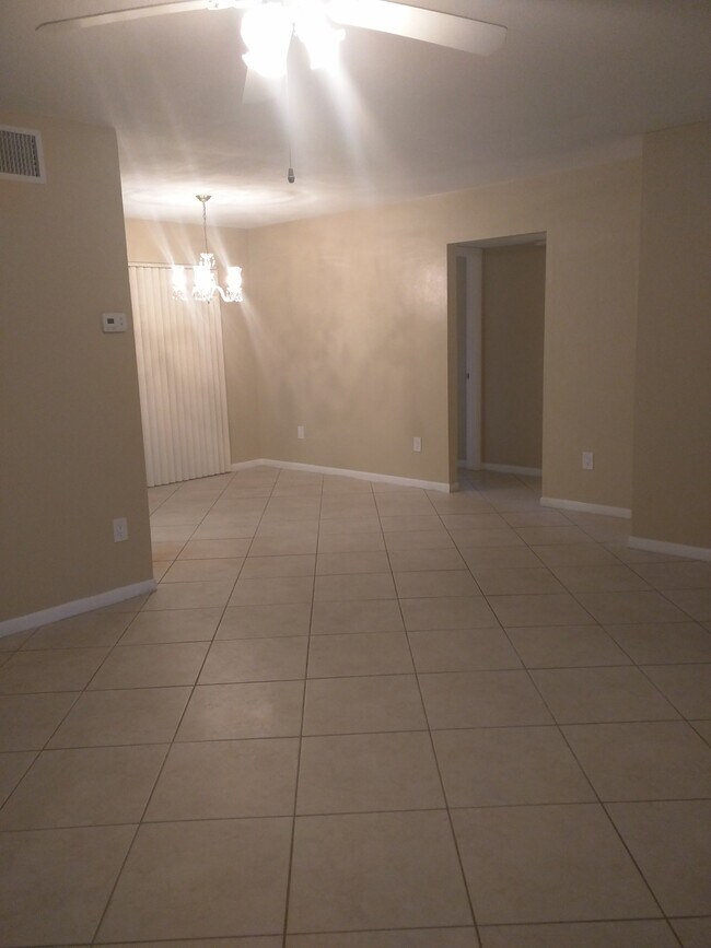 3346 Camelot Dr Unidad Camelot