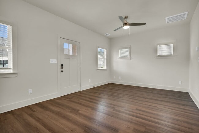 Photo - Adorable 1 Bedroom Cottage with Elevated A...