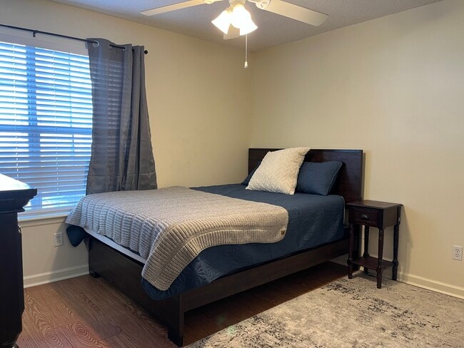 Building Photo - 547 Collinsford Rd Unit Room 4 Rental